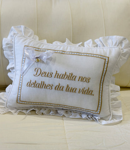 Almofada Deus habita nos detalhes