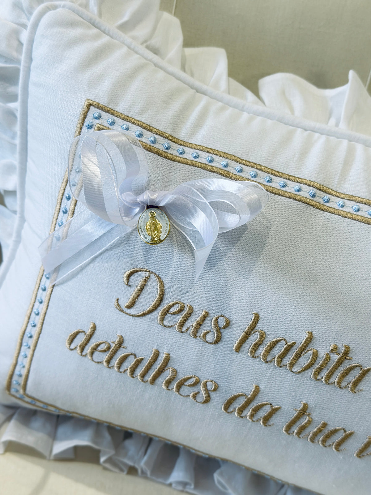 Almofada Deus habita nos detalhes