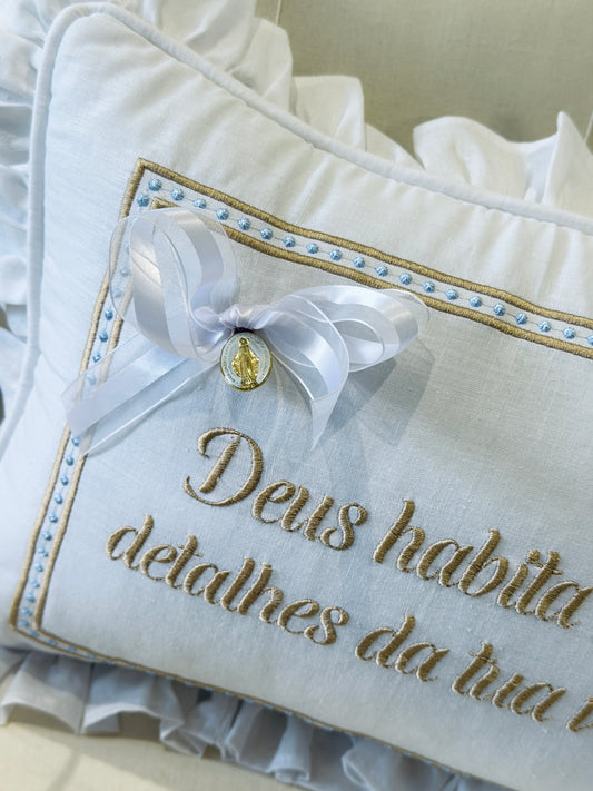 Almofada Deus habita nos detalhes