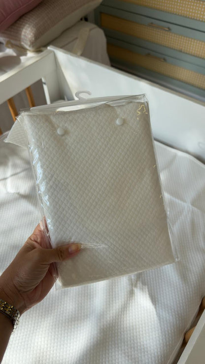 Protetor impermeável para berço